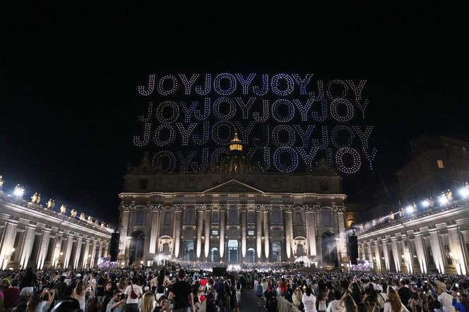 Tysiące dronów nad Bazyliką św. Piotra! Zobacz, co stało się w Watykanie