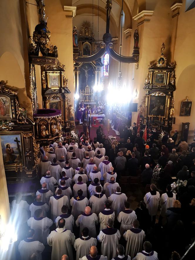 Pogrzeb diakona z Sosnowca. Ostatnie pożegnanie Mateusza w Wolbromiu