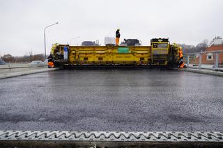 Wiadukt na trasie Łazienkowskiej ma już nowy asfalt