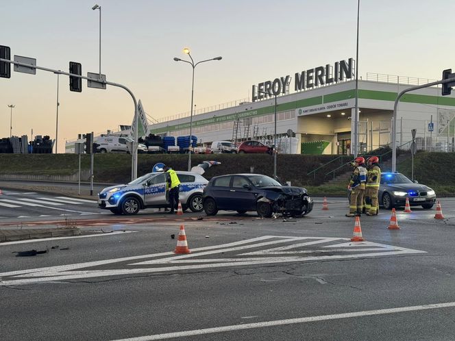 Wypadek w Mikołowie. Jeden z samochodów stanął w płomieniach