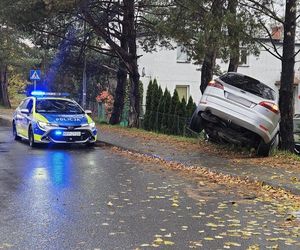 Pijany Ukrainiec rozbił auto na drzewie