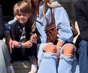 Rozenek w podartych spodniach na marszu