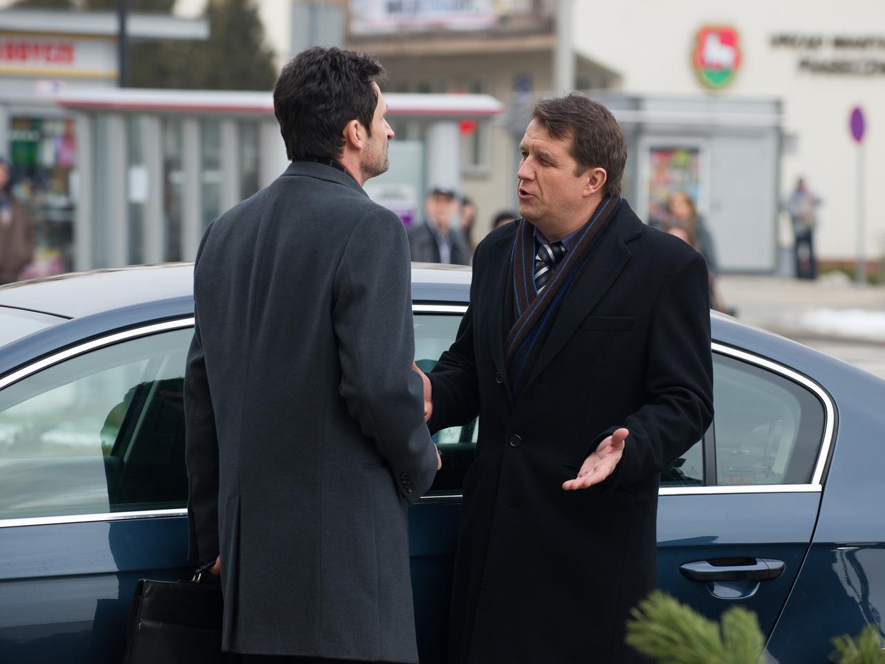 Do drzwi mieszkania Zimińskich na Wspólnej puka policja. Funkcjonariusze  z wydziału przestępczości gospodarczej przedstawiają Markowi (Grzegorz  Grzyl) zarzut trucia ludzi skażoną żywnością. Prawdopodobnie to jego  firma jest odpowiedzialna za liczne zatrucia i nawet za śmierć! W ''Na  wspólnej'' Marek ma poważne kłopoty. Jego firma zbankrutuje? W ''Na  Wspólnej'' Milena (Matylda Paszczenko) nie ma dla współpracownika  dobrych wiadomości. To przez niego Ola (Marta Wierzbicka) jest w  szpitalu!