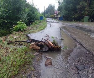 Zalane ulice i posesje. Trudna noc w gminie Goleszów w powiecie cieszyńskim