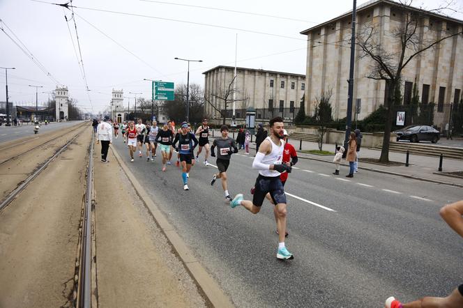 Bieg na Piątkę 2024, Warszawa - zdjęcia. Biegłeś? Szukaj się w galerii!