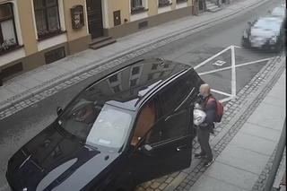 Znalazł otwarte auto na starówce w Toruniu i okradł właściciela! Teraz szuka go policja [Zdjęcia, Wideo]