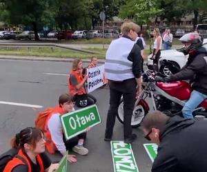 Gazem i gaśnicą w aktywistów. Kierowcy dostali furii. Blokada Czerniakowskiej wymknęła się spod kontroli