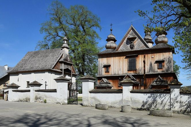 To jedna z najciekawszych małopolskich wsi. Jej ozdobą jest szlachecki dwór 