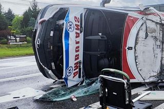 Tuszyn. Wypadek karetki. Uderzyła w nią 35-latka z dzieckiem [ZDJĘCIA]