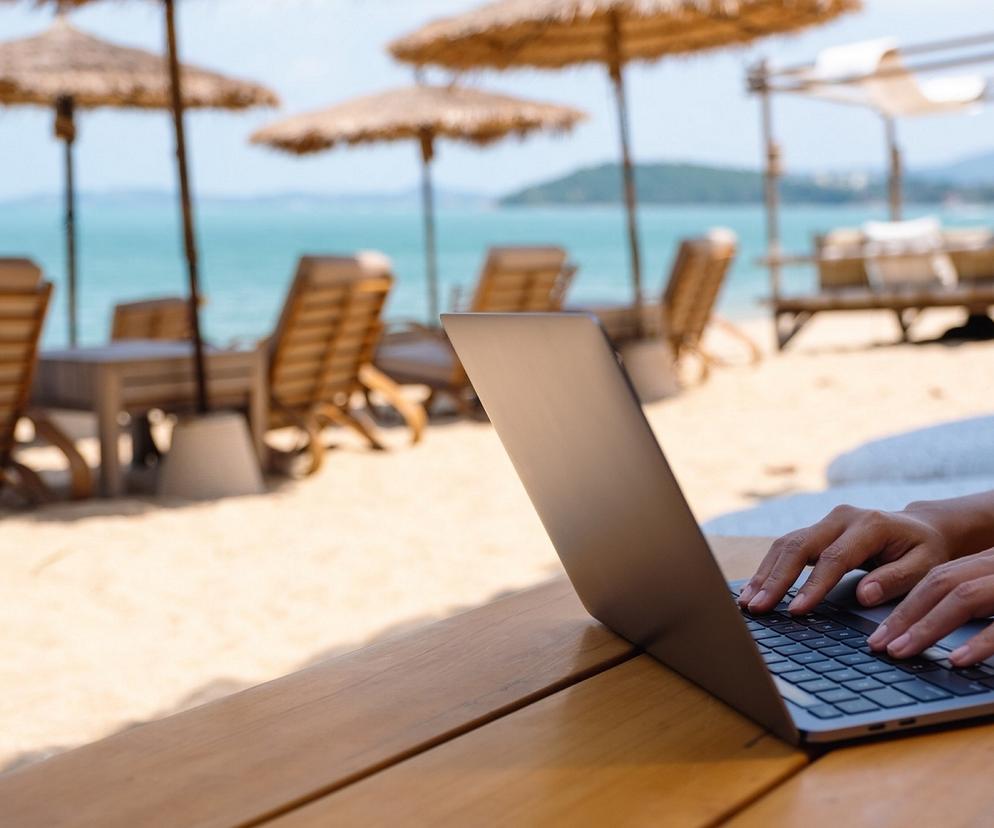 laptop/plaża/wakacje