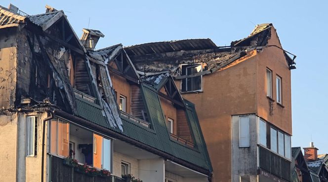 Pożar w Ząbkach. Strażacy przeszukują pogorzelisko