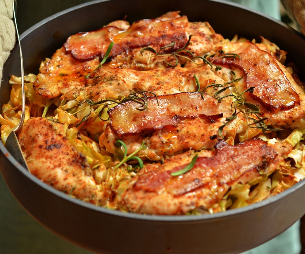 Filet z kurczaka na pierzynce z młodej kapusty: przepis na obiad 2w1