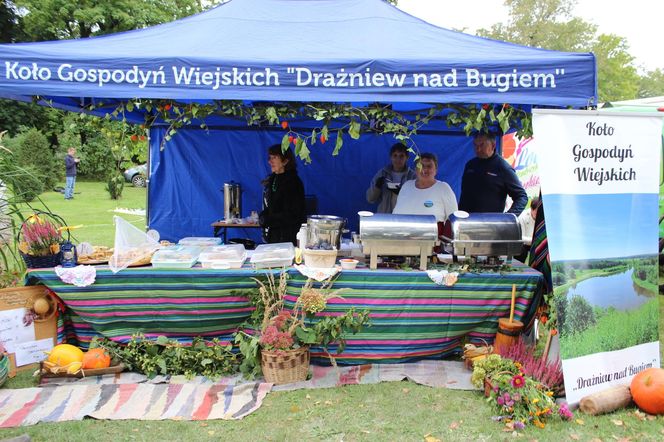 Było spotkanie z modą, muzyką i samochodami z lat 20. w Korczewie. Za nami impreza „Magia lat 20-tych” 2025