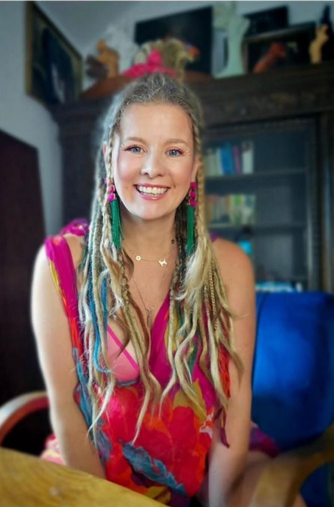 Anna Powierza dostaje zdjęcia członków