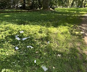 Dramat w parku w Pasłęku. Dwóch nastolatków ugodzonych nożem