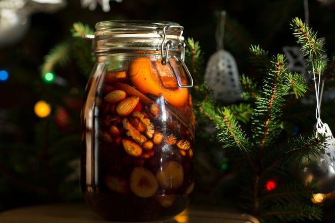 Zrób nalewkę bożonarodzeniową z cytrusów i suszonych owoców – aromat świąt w butelce
