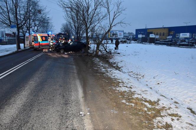 Tarnów. Młody kierowca ROZBIŁ bmw na przydrożnym drzewie. Z wypadku wyszedł niemal bez szwanku