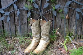 Czas wyciągnąć z szafy marszczone kozaki. Francuzki już noszą je z dumą 