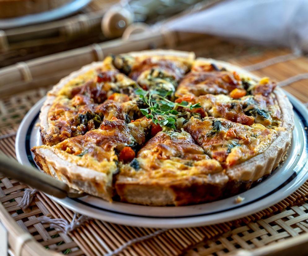 Tarta z serowego ciasta z dynią i bekonem