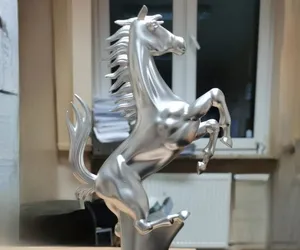 Przyjechali na wycieczkę do Kielc i... ukradli figurkę konia