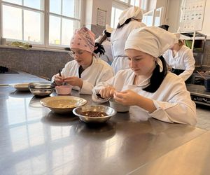 Uczniowie grudziądzkiego Gastronomika przygotowali rogale na Św. Marcina