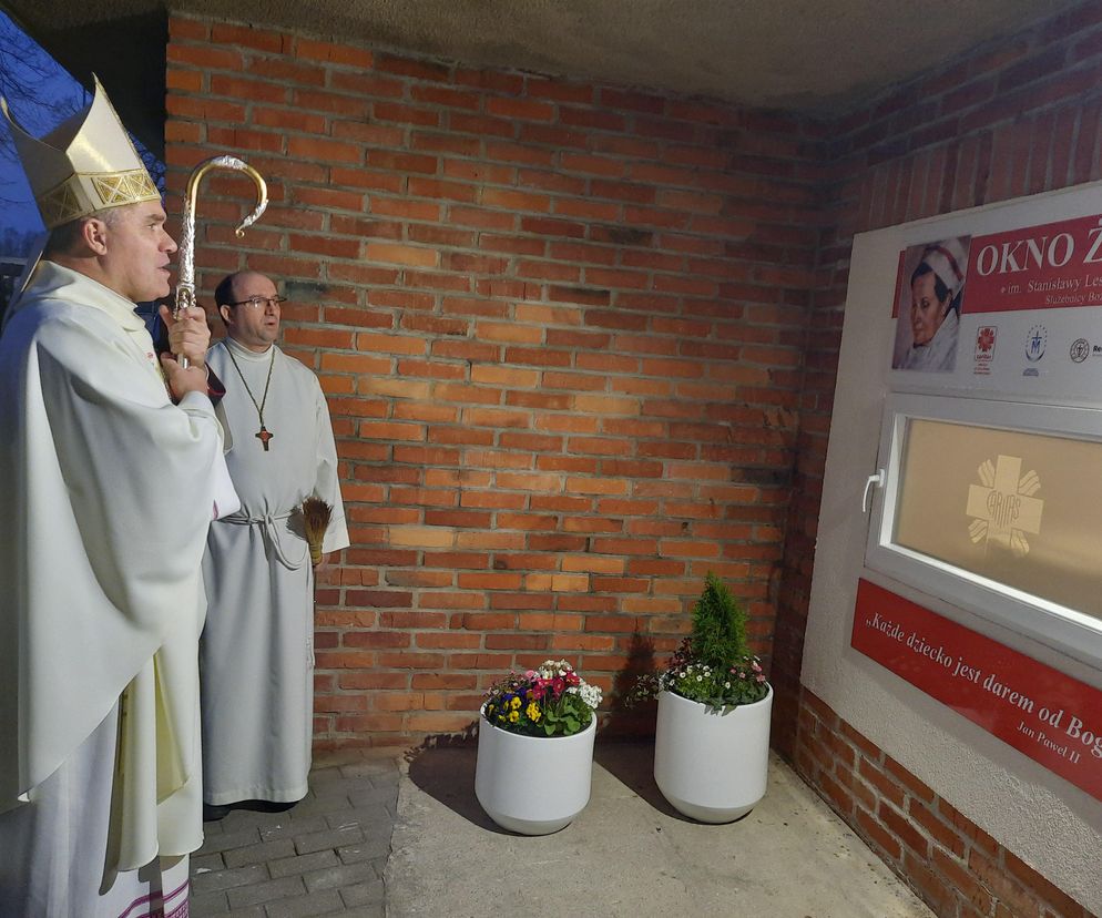Abp Zbigniew Zieliński pobłogosławił Okno Życia w Szczecinku, znajdujące się teraz przy parafii pw. Ducha Świętego