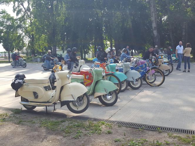 Osy kręciły kółka na stadionie żużlowym w Lesznie. Ogólnopolski zlot skuterów Osa Osieczna-Leszno 