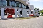 Napis I love Kielce obok Kieleckiego Centrum Kultury