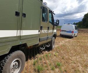 Niezwykłe znalezisko w Piotrowicach. W metalowym pojemniku znajdowało się 870 sztuk amunicji strzeleckiej [ZDJĘCIA]