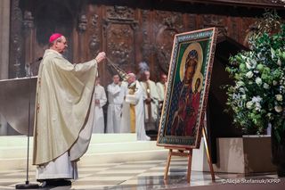 Marta Nawrocka w Paryżu. Postawiła na francuski styl