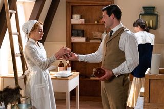 „La Promesa odc. 291-295. Jimena próbuje się dowiedzieć, gdzie jest jej mąż. Catalina, która zna prawdę o wyjeździe Manuela, milczy