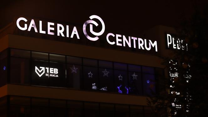 Lublin wieczorową porą. W mieście świąteczne ozdoby i hałdy śniegu. Zobacz zdjęcia!