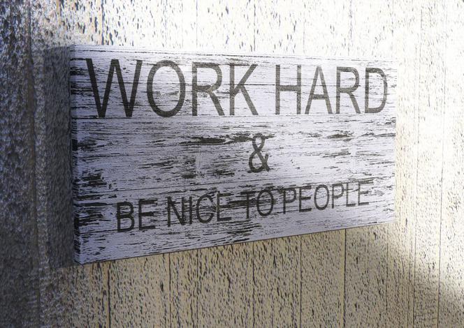 Inspiracja na kolejny piękny dzień. Tablica z napisem „WORK HARD & BE NICE TO PEOPLE” zdjecie nr 2
