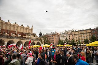 Kraków: Kilkaset osób na Rynku BEZ MASECZEK. Protestowali przeciw „plandemii” [ZDJĘCIA]