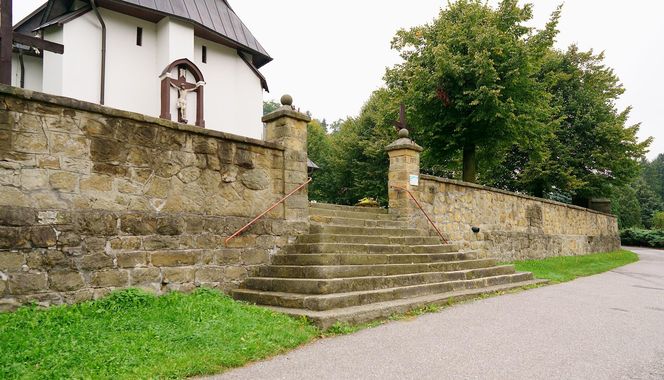 To jedna z najstarszych wsi w Małopolsce. Już w średniowieczu miała swoją parafię