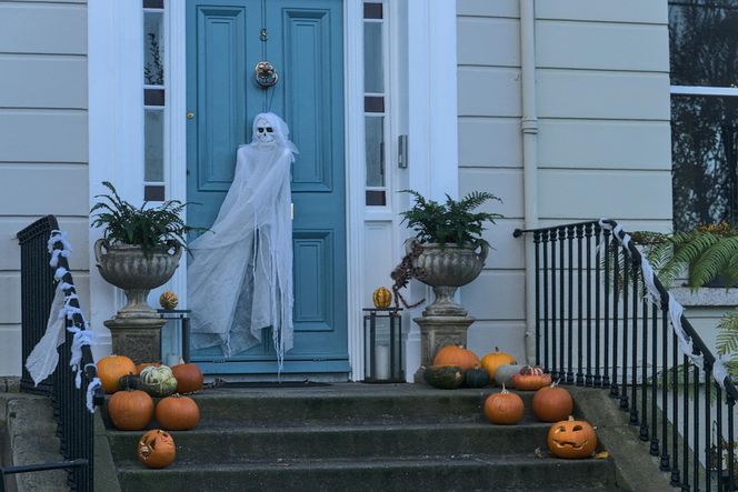 Dekoracja drzwi wejściowych na Halloween