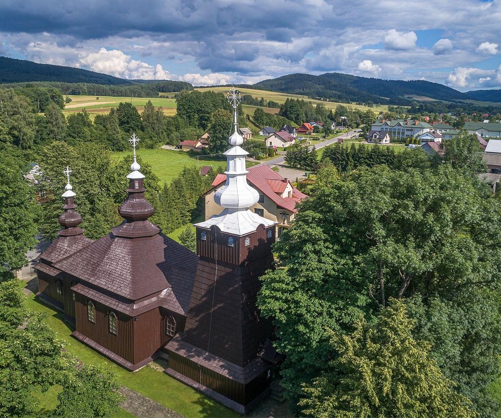 To malownicza wieś w Małopolsce. Zachwyca drewnianą cerkwią w sąsiedztwie Karpat