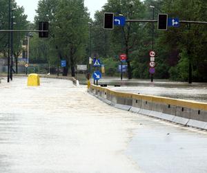 Wielka woda wdzierała się do domów. 14 lat temu Kraków i Małopolska walczyły z powodzią