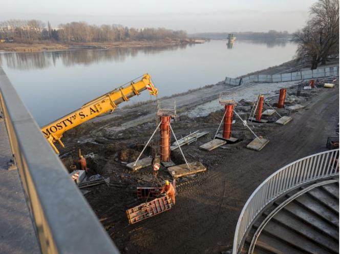 Ruszyła budowa kładki pieszo-rowerowej pod mostem Łazienkowskim