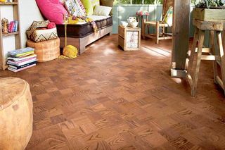 Bruk drewniany w budynku