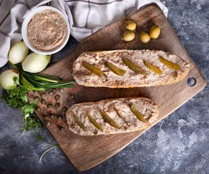 Rillettes (rijet) – przepis. Jak zrobić wykwintny francuski smalec