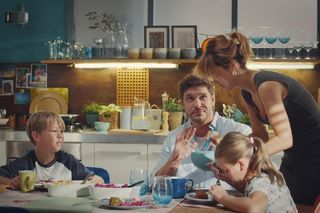 M jak miłość, odcinek 1833. Szymek (Staś Szczypiński), Marcin (Mikołaj Roznerski), Maja (Laura Jankowska), Kama (Michalina Sosna)