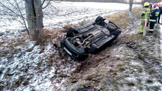 Zima zaskoczyła drogowców i kierowców. Jeden skończył w rowie [ZDJĘCIA]