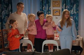 M jak miłość odc. 1712. Kinga (Katarzyna Cichopek), Piotrek (Marcin Mroczek), Misiek (Aleksander Bożyk), Lenka (Olga Cybińska), bliźniaczki Emilka (Julia Kempka) i Zuzia (Marcelina Kempka)