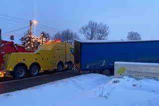Ciężarówka wylądowała w rowie. Trudny poranek na krakowskich drogach