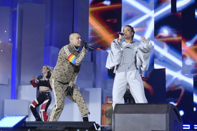 Black Eyed Peas z tęczowymi opaskami na scenie Sylwestra Marzeń. Ważny gest 