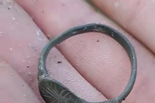 W woj. lubelskim natrafiono na średniowieczny pierścień. Zachował się w doskonałym stanie!