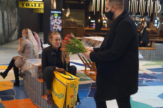 Reporterzy Radia Eska wręczali szczeciniankom tulipany w CH Galaxy