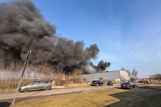 Ogromny pożar pod Zieloną Górą! Płonie hala firmy DBW. Jest pilny apel do mieszkańców