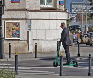 Poseł Wipler przejechał hulajnogą na czerwonym świetle